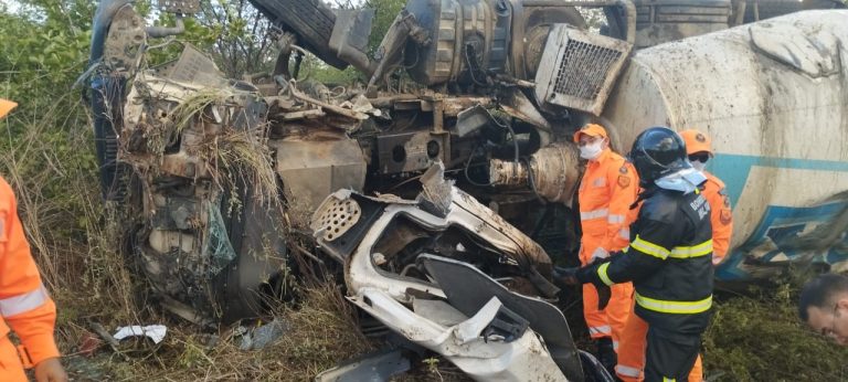 PRE do Seridó atendeu grave acidente onde condutor de caminhão morreu e passageiro ficou ferido