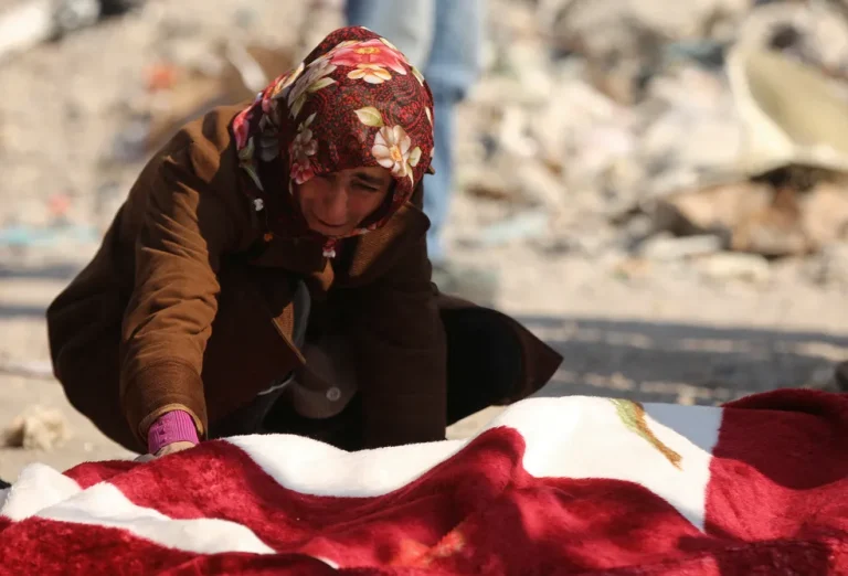 Mortes causadas por terremoto na Turquia e na Síria ultrapassam 25 mil