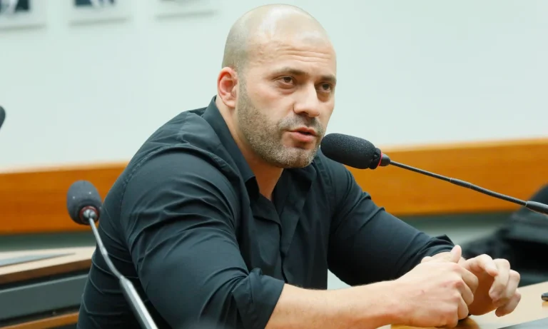Sem mandato e preso, Daniel Silveira é desfiliado do PTB