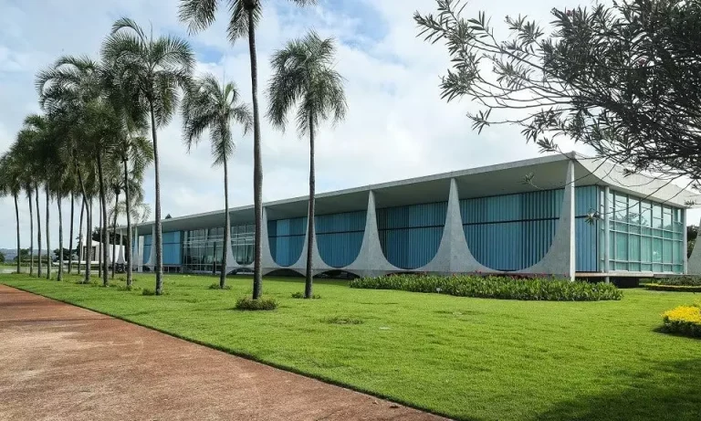 Após gastar ao menos R$ 216 mil em hospedagem, Lula se muda para o Alvorada