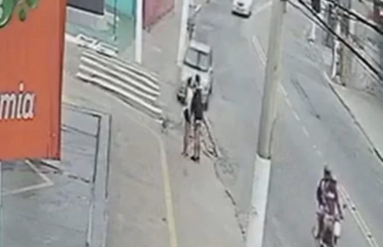 Homem morre após ser atropelado enquanto beijava namorada na calçada