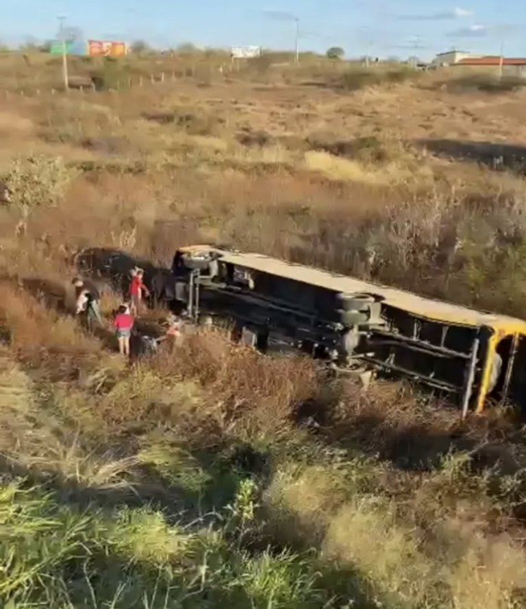 Motorista perde controle e ônibus tomba na BR-226 no interior do RN