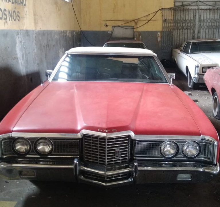 Receita Federal realiza leilão de carros antigos e embarcações