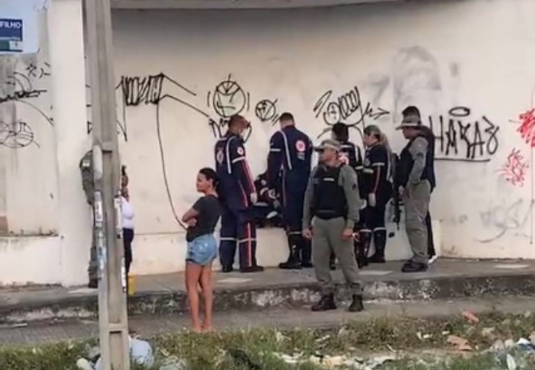 Mulher é encontrada morta em calçada na avenida Salgado Filho, em Natal
