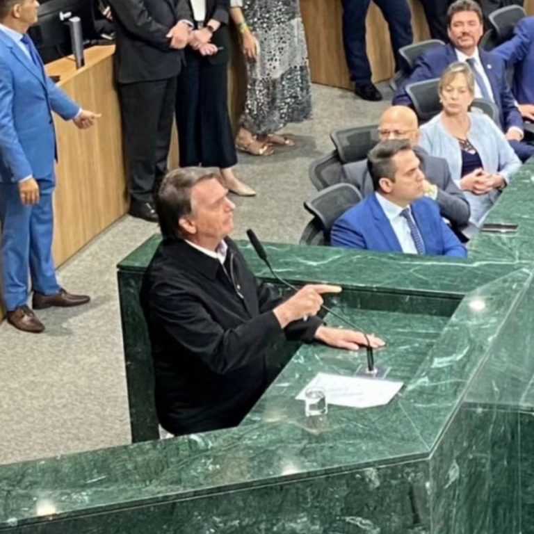Bolsonaro recebe título de cidadão goiano e fala dos riscos de ficar em solo brasileiro