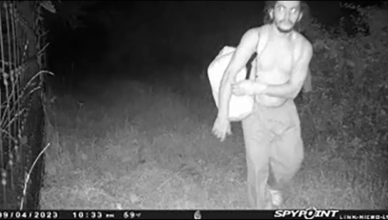 Brasileiro procurado pela polícia dos EUA é visto por moradores e está armado com um rifle