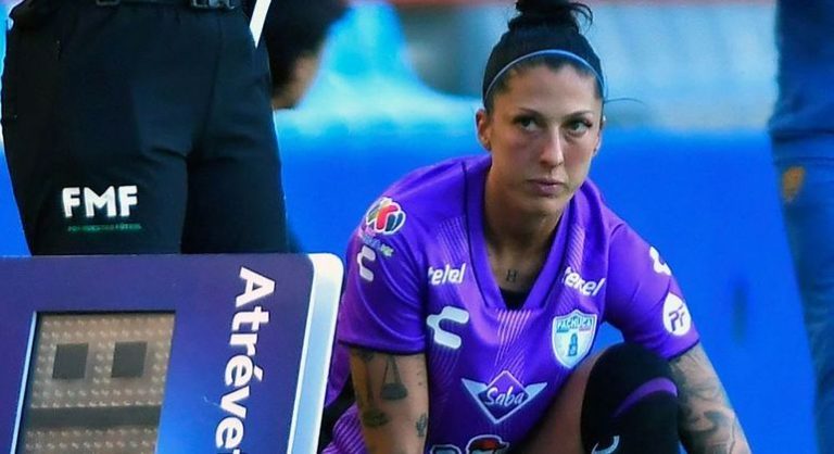 Jenni Hermoso, beijada por dirigente, acusa federação espanhola de ameaças