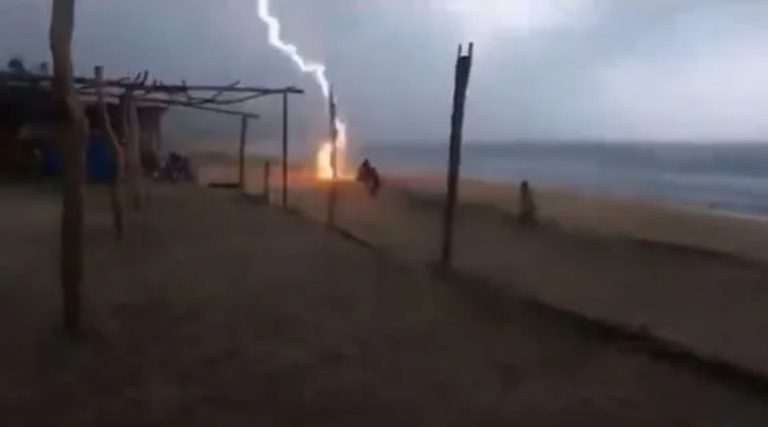 VÍDEO: Raio mata duas pessoas em praia do México