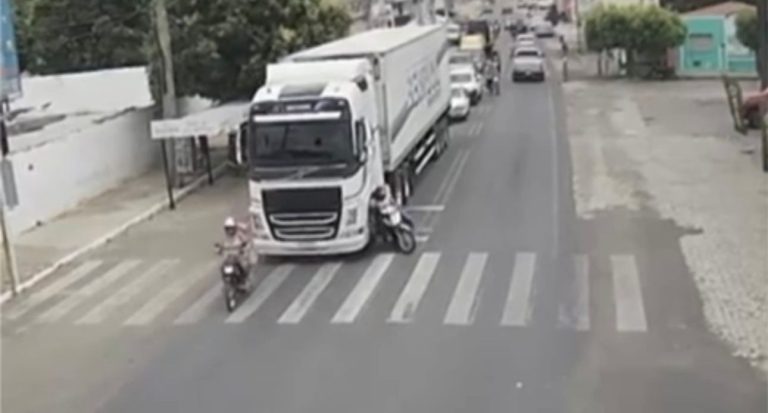 VÍDEO: Mulher quase é atropelada por carreta em Assú