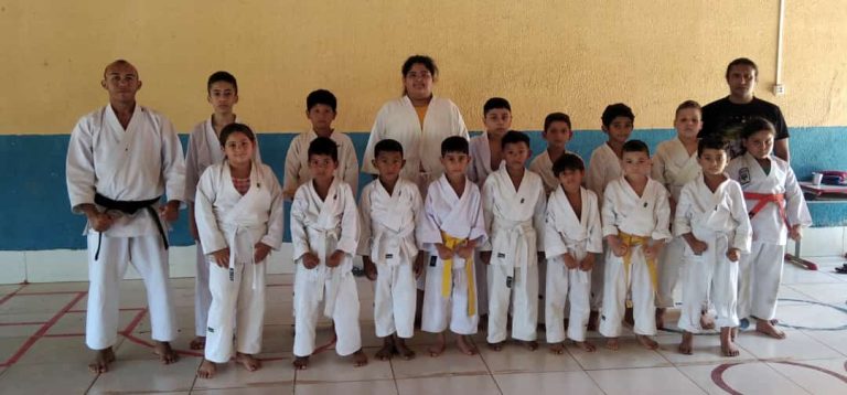 Projeto Karatê SocialTreino de hoje na Escola Professor Amauri Ribeiro.Academia Kamaetê, Baraúna – RN.ASKK (Associação Kamae de Karatê).OSS🥋