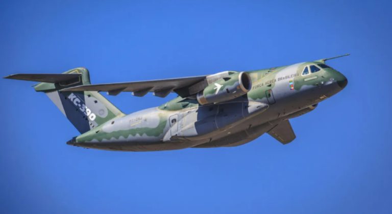 Terceiro avião da FAB com repatriados chega ao Brasil