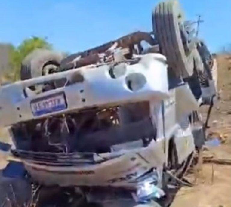 Motorista perde controle e caminhão capota na RN 118
