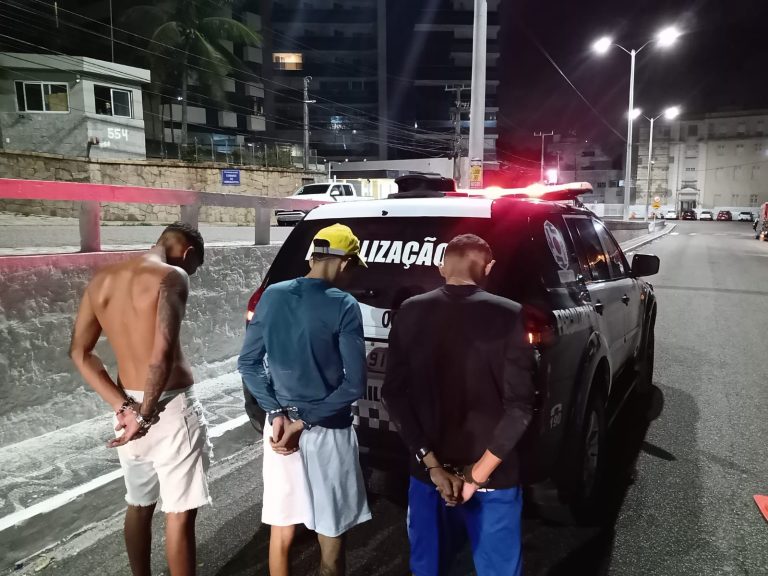 LEI SECA/ CPRE prende trio portando duas armas de fogo e drogas durante blitz na zona leste de Natal