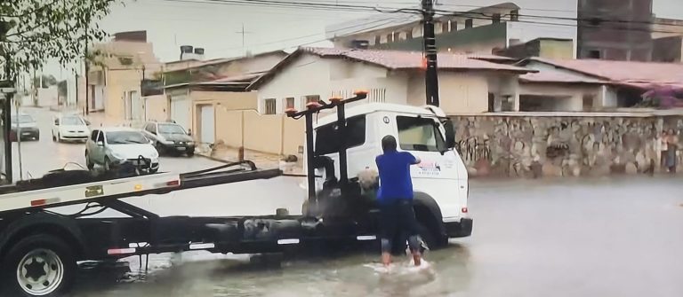 Caminhão reboque cai em buraco e precisa ser rebocado em Parnamirim