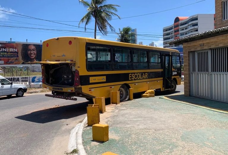 NATAL: Ônibus escolar com estudantes a caminho do Enem bate em calçada