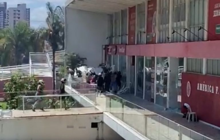 Atos de vandalismo na sede do América, a poucos metros do Comando Geral da PM, são um sinal de total falta de respeito às instituições