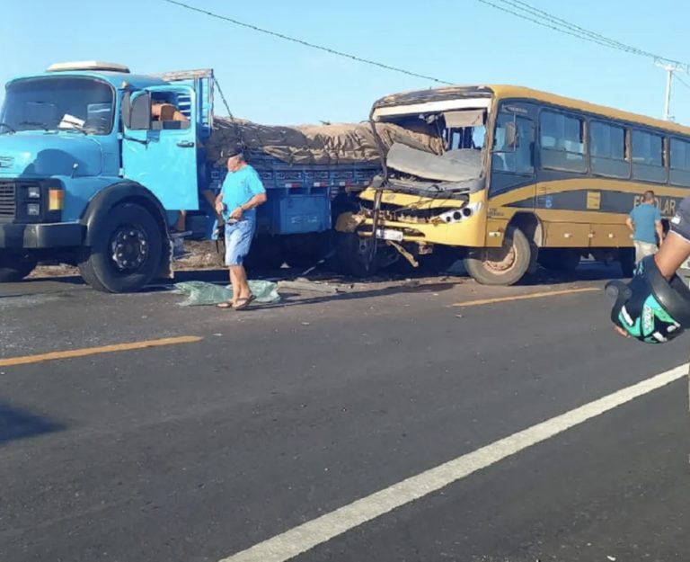 Ônibus escolar tem frente destruída ao bater em caminhão no interior do RN