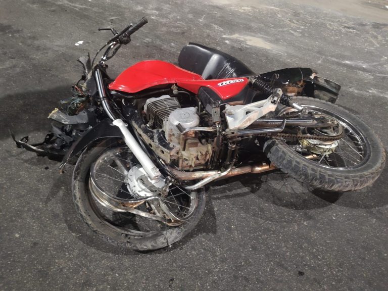 Motoqueiro flagrado fazendo grau cruza Natal fugindo da PM e termina batendo em poste