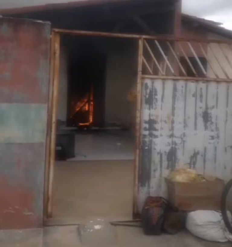 Homem incendeia casa da família na véspera de Natal por não aceitar fim de relacionamento