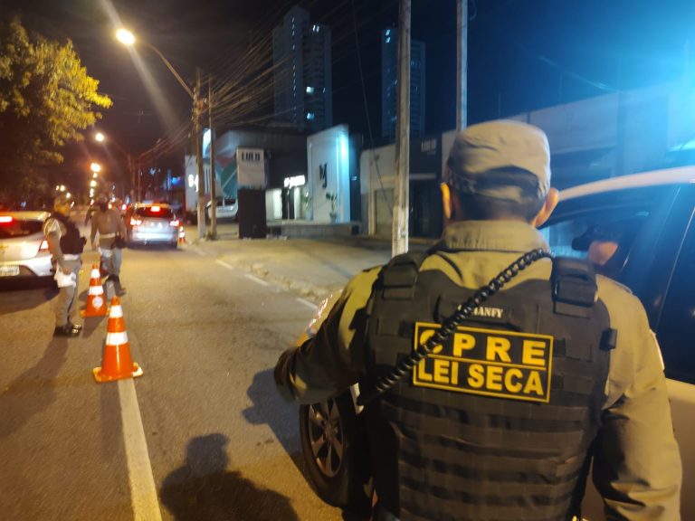 Motoristas embriagados tentam fugir de blitz pela contramão, mas acabam presos em Natal