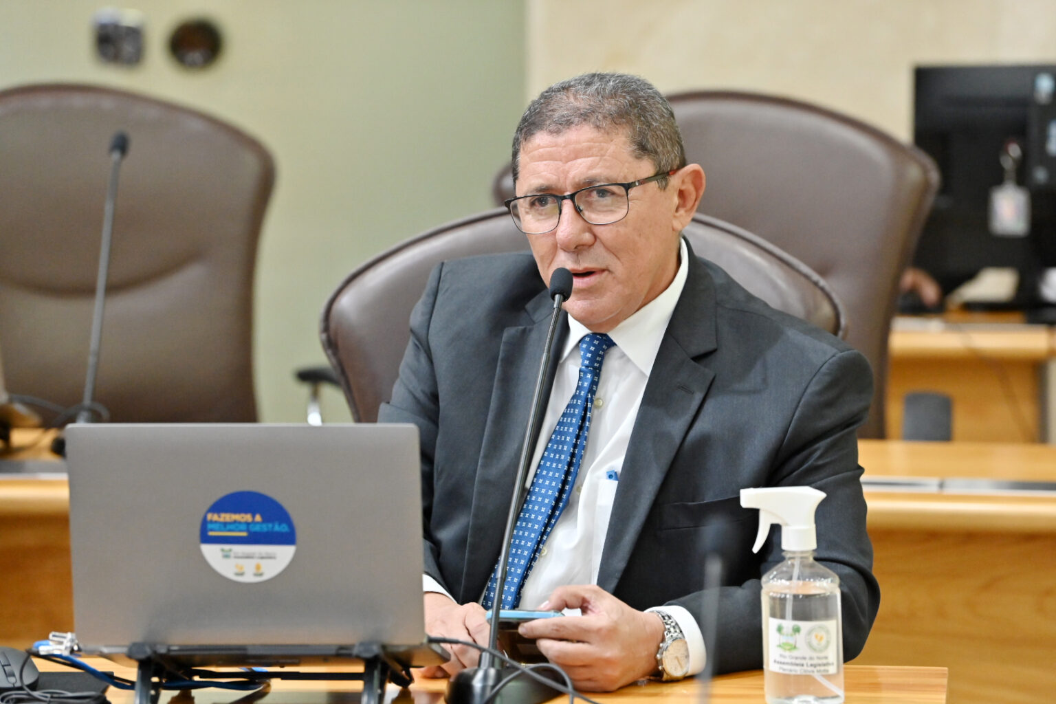 Aliado de Leonardo Rêgo, Dr. Kerginaldo volta de Paris para votar contra Fátima Bezerra.