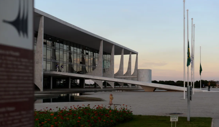 Em última negociação com servidores, governo federal apresenta proposta sem aumento salarial para 2024