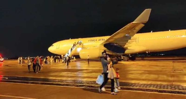 Segundo voo com brasileiros resgatados da Faixa de Gaza chega a Brasília