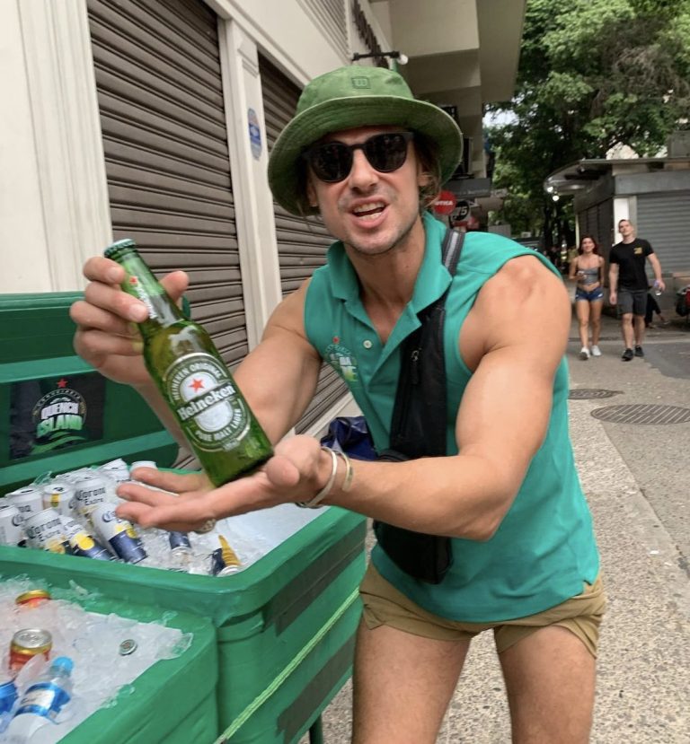 Ex-ator de ‘Malhação’ vende cerveja nas ruas do Rio de Janeiro