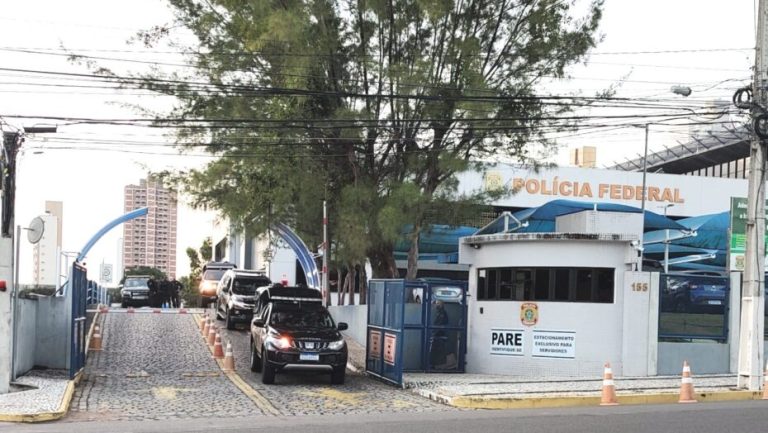 Cerca de 100 policiais realizam operação em Mãe Luiza e cumprem seis mandados de busca e apreensão