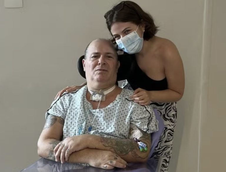 Mingau, músico do Ultraje a Rigor, tem alta 4 meses após levar tiro na cabeça