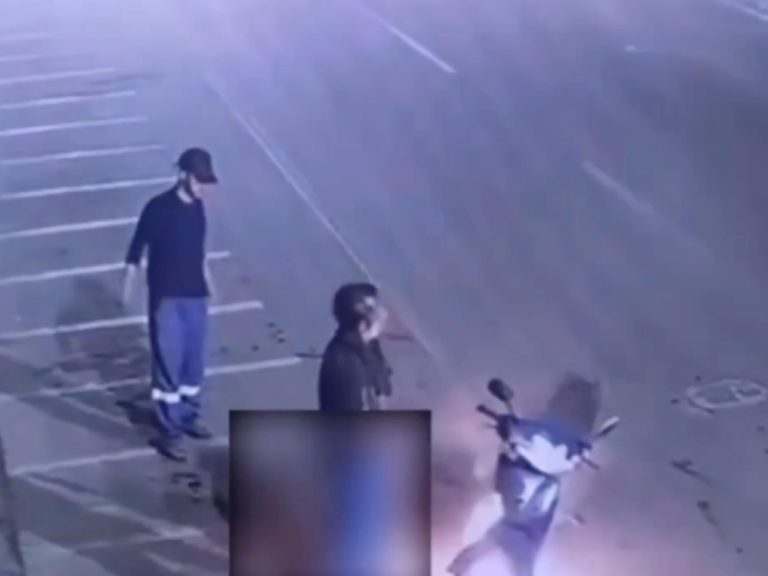 Dupla tenta apagar incêndio em moto de forma inusitada e vídeo viraliza; Assista