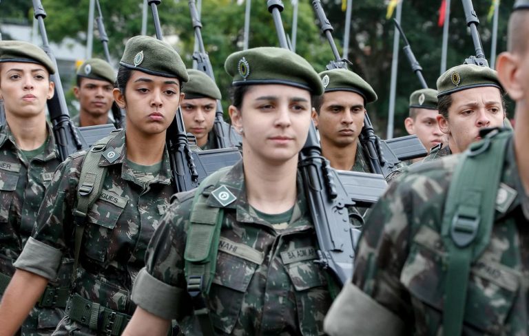 Exército alega fisiologia e defende veto a mulheres em função de combate