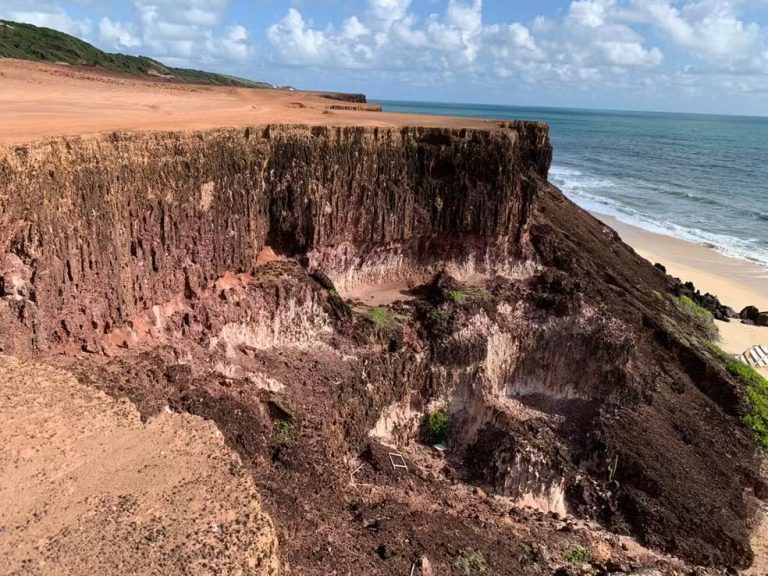 Comissão tem 30 dias para investigar queda de quadriciclo de falésia que deixou turista morta em Pipa