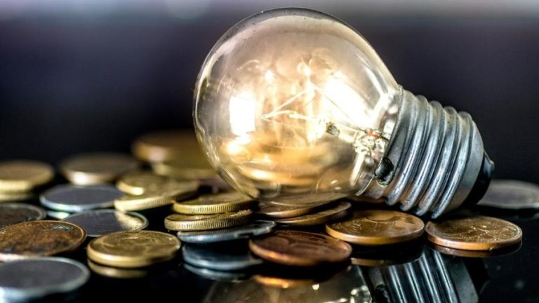 Contas de luz devem ter aumento médio de 5,6% em 2024, projeta Aneel