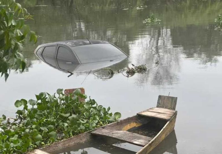 Carro é arrastado para dentro de rio em meio às chuvas em Mossoró