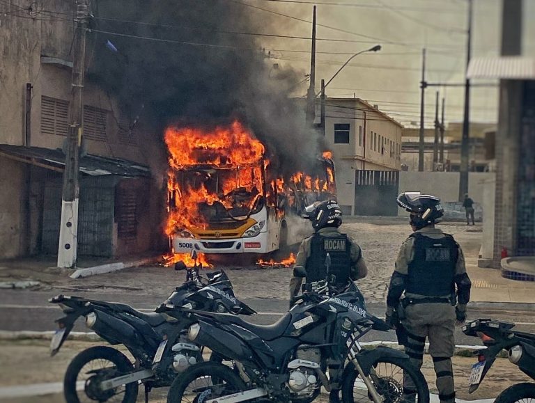 Ônibus é incendiado no terminal das Rocas, na zona Leste de Natal