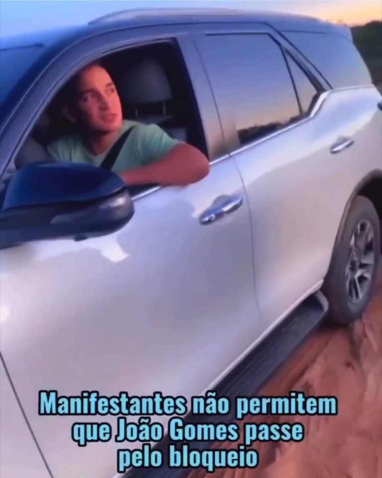 Vídeo: Manifestantes fecham pista na BR-235 e impedem passagem do cantor João Gomes