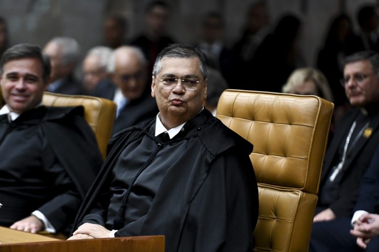 Dino segue corrente mais dura do STF em estreia nas ações contra réus do 8 de Janeiro
