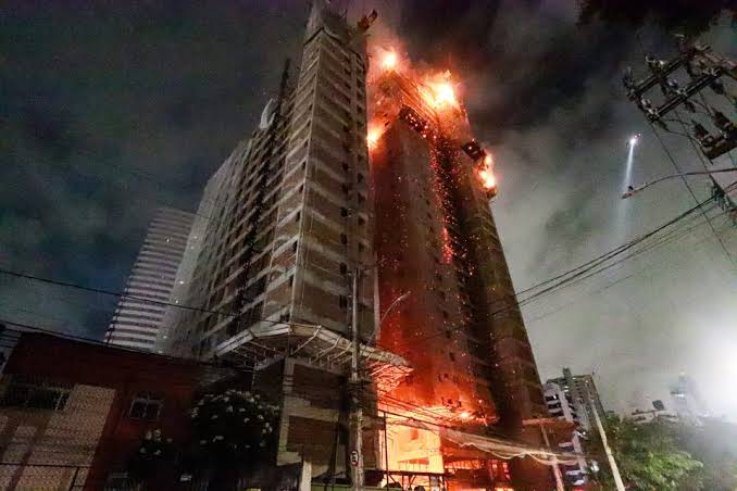 Curto-circuito pode ter dado ignição em incêndio de prédio no Recife; Ao redor, edifícios foram evacuados