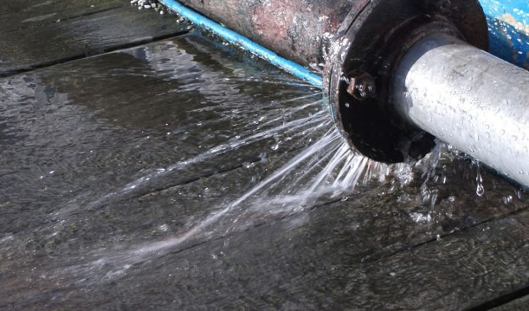 Vazamento em adutora suspende abastecimento em oito cidades do RN; confira