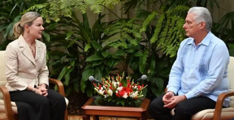 Gleisi Hoffmann vai a Cuba perguntar o que o Brasil ‘pode fazer para ajudar’ a ditadura comunista
