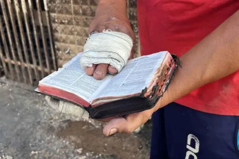 Um dia após incêndio, homem tem alta e acha Bíblia intacta em carro queimado: “É fé em Deus. Isso é um milagre”