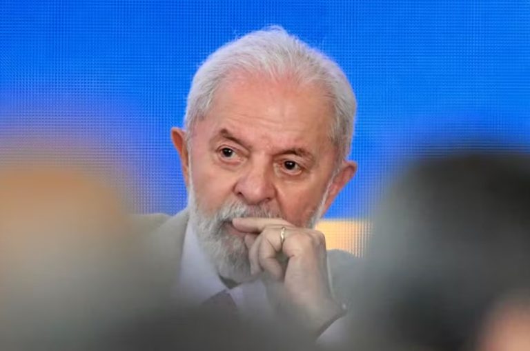 Com popularidade em queda, Lula chama marqueteiro da campanha das eleições de 2022 para discutir comunicação