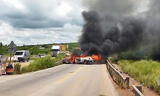 Carros pegam na BR 304 em estrada de Macaíba