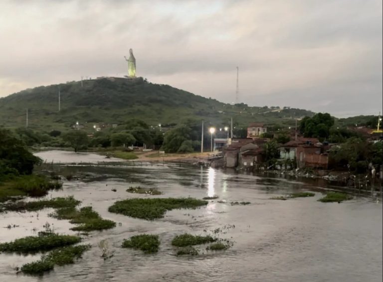 Moradores são orientados a deixar casas após nível de rio subir no RN