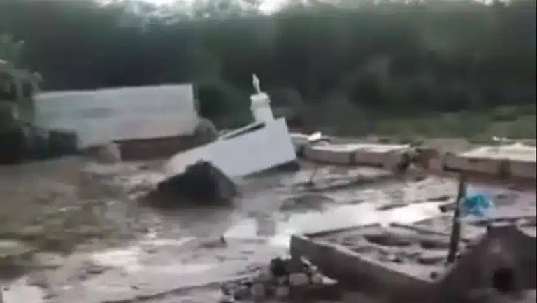 Chuvas e transbordamento de rio destroem cemitério público em Pedra Preta, no interior do RN