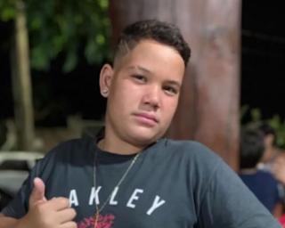 Adolescente morre eletrocutado em poste ao beber água durante futebol.