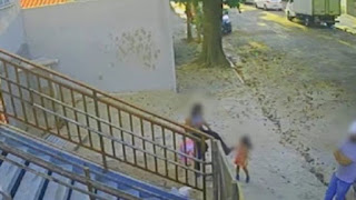 Mãe agride a própria filha com chute na cabeça no meio da rua.