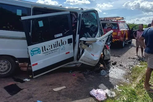 Acidente entre carro e van escolar na BR-304 deixa motorista e uma criança ferida