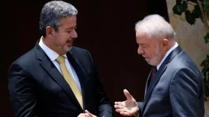 Lula defende Lira após plateia vaiar deputado em evento: “Comportamento que incomoda”